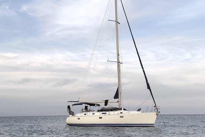 3 Hours Yacht Sailing Activity in Cabo Verde, Santa Maria - A 3-hour yacht sail that starts at Angulo Beach