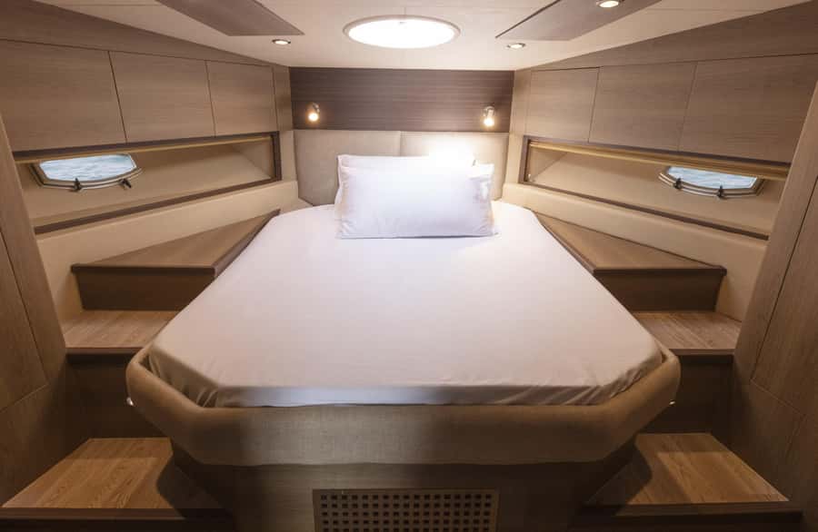 Affordable Yacht Rental Viktoriia from Dubai Marina - The 2-hour cruise loop: Marina to JBR to Bluewaters