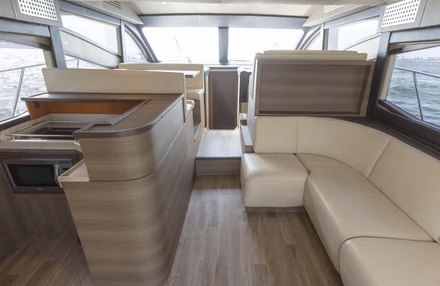 Affordable Yacht Rental Viktoriia from Dubai Marina - The 3-hour itinerary: more time for the same iconic coastline