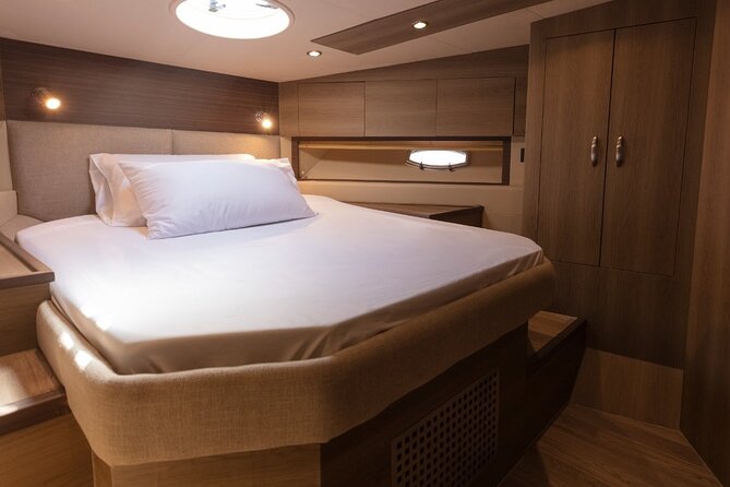 Affordable Yacht Rental Viktoriia from Dubai Marina - The 4-hour option: Atlantis, Burj Al Arab area, and lagoon swimming