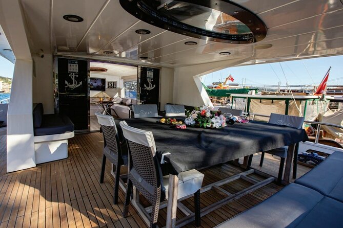 Bosphorus Night Cruise on Luxury Yacht - Why Istanbul’s Bosphorus looks different at night