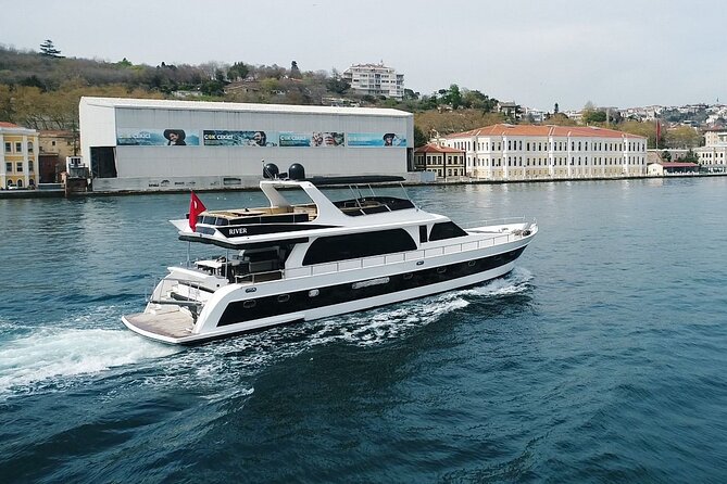 Bosphorus Night Cruise on Luxury Yacht - Dolmabahçe Palace: when the water turns the palace into a nighttime postcard