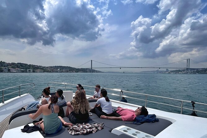 Bosphorus Yacht Cruise Experience: Visit the Asian Side - Onboard comfort and snacks: staying happy for 2.5 hours