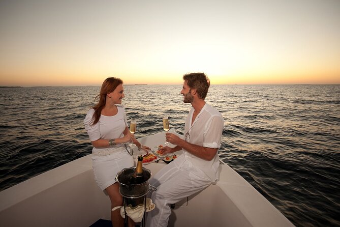 Cabo Arch Sunset Yacht Tour - Dinner & Drinks — Up to 18 Guests - Entering El Arco: Cabo’s Signature Stop and Photo Timing