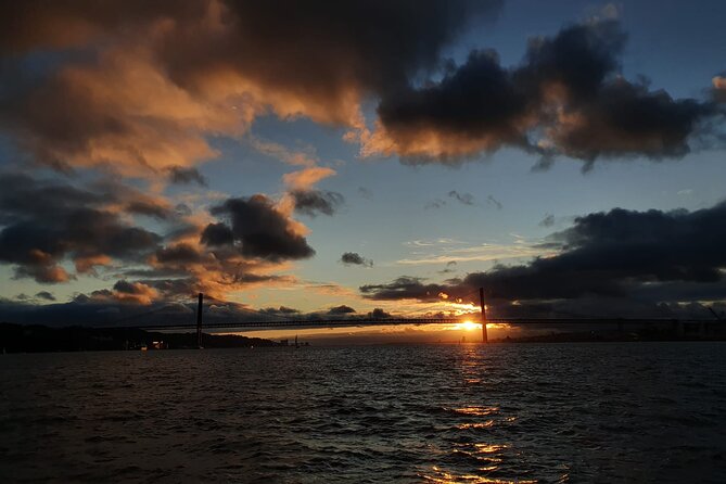Classic Yacht Experience in Lisbon with portuguese wine - Drinks and the pacing: how the wine fits the vibe