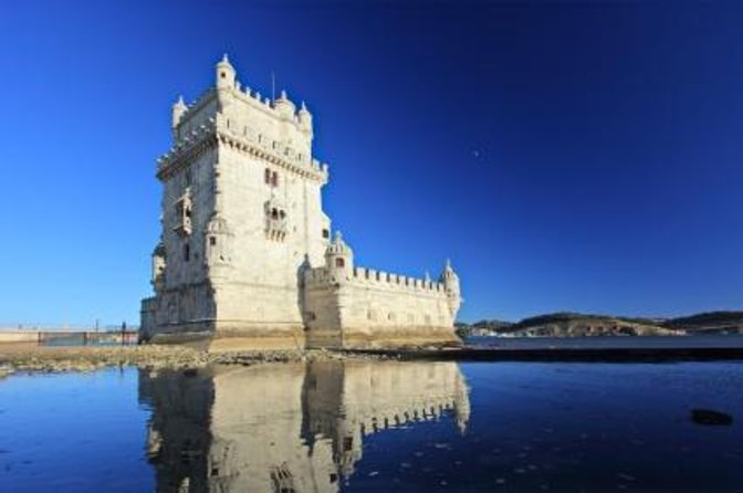 Classic Yacht Experience in Lisbon with portuguese wine - Boarding at Blue Skipper: getting onto the water without stress