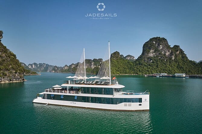 Day Trip - Luxury Experience in Ha Long Bay by Saquila Yacht - Lunch at Mondo Restaurant: a Vietnamese meal without the detour