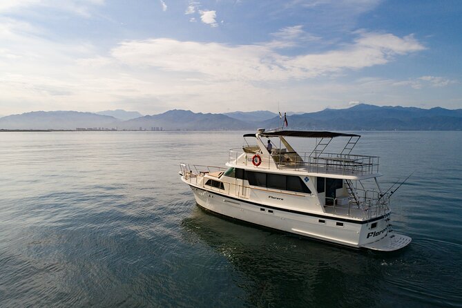 Hatteras 58-61' Luxury Yacht in Puerto Vallarta & Nuevo Nayarit - Inside the experience: three levels, attentive crew, and the open-bar rhythm