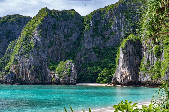 Hype Yacht : VIP Tour Phi Phi Island & Maya Bay from Phuket - Food and drinks: what’s included, what costs extra