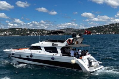 Istanbul: Luxury Private Yacht Cruise on the Bosphorus - Bi Balık Karaköy meeting point: starting smoothly