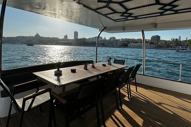 Istanbul Private Luxury Yacht on Bosphorus 25 Meter 82 Feet - Key highlights at a glance