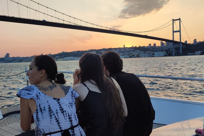 Istanbul Sunset Cruise on Luxury Yacht - Guided Group Cruise - Ottoman palaces and legends: Beylerbeyi, Üsküdar, and Kız Kulesi