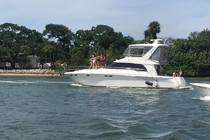 Jupiter Private Yacht Cruise with Captain/Stewardess - The Jupiter route: estates, the inlet, and spotting marine life