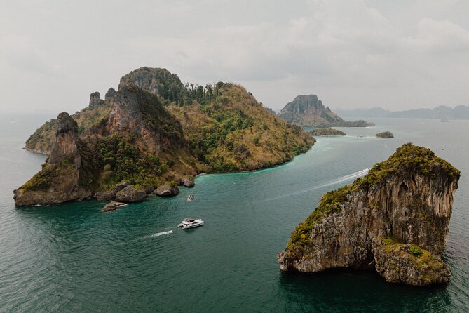 Krabi: 4 Island Luxury Yacht with Snorkelling & Clear Kayaking - Dinner on the sunset option: Pad Thai and salt baked shrimp