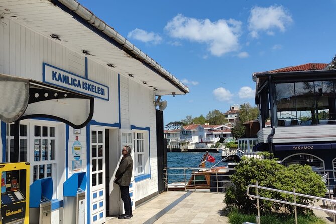 Luxury Bosphorus Yacht Cruise – Stopover in Asian Side - Onboard snacks, Turkish tea, and how to get the best seat