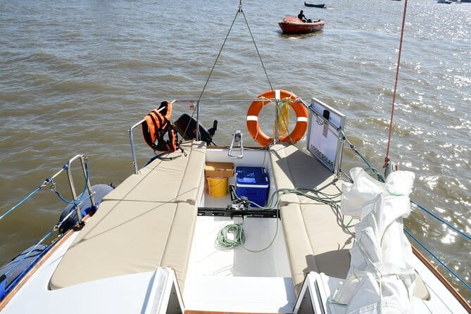 Mumbai Bay Breeze Sail on a Compact Yacht Experience - Boarding at Gateway of India: the easiest start to a calm evening