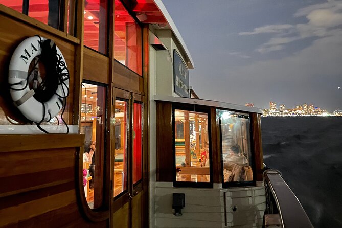 New York City Bright Lights Skyline Cruise on Yacht - Indoor vs outdoor decks: how to stay comfortable and still see everything