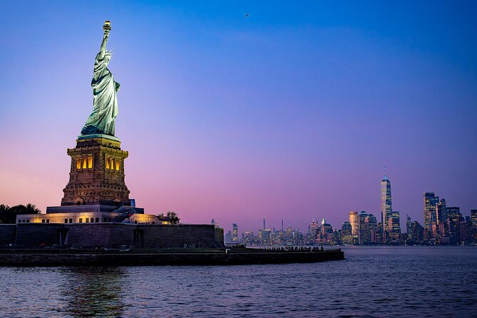 New York City Dinner Cruise on Luxury Yacht with Live Music - The route that hits the landmarks most people miss