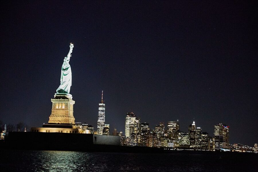 New York City: Holiday Jazz Classic Motor Yacht Cruise - Inside the Heated Solarium: How the Yacht Changes the Experience