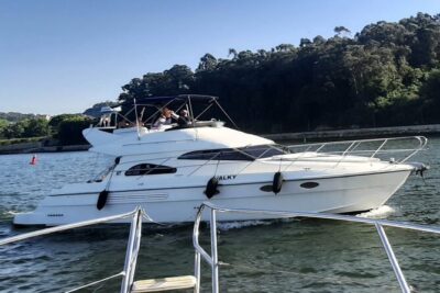 Porto: Luxury Yacht Tour on the Douro River - Sunset or Daytime - The first hour: Douro River cruising past Porto and Gaia icons