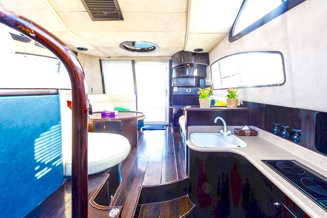 Private Charter Yacht: Dubai Marina, Atlantis And Burj al Arab - Atlantis The Palm: the easiest iconic-hotel close-up