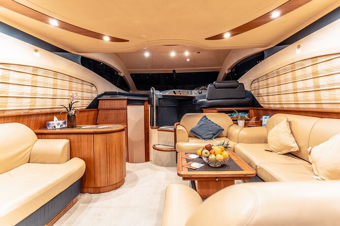 Private Luxury Yacht Cruise for up to 20 people - Palm Jumeirah and Atlantis: Where the Scenery Turns Dramatic