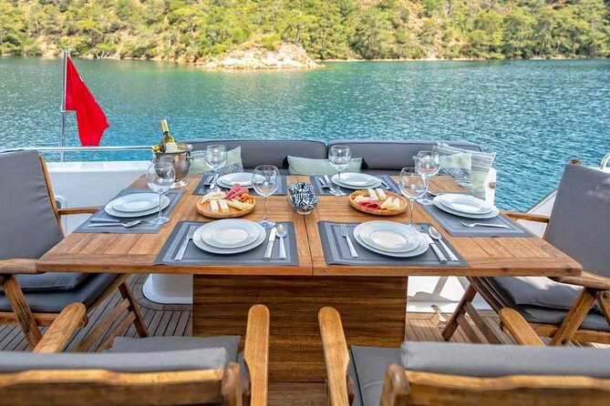 Private Luxury Yacht Cruise on Bosphorus - Bosphorus Bridge and Fatih Sultan Mehmet Bridge: Two Suspension Bridges, One Photo Mission