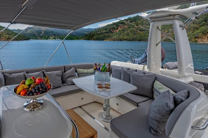 Private Luxury Yacht Cruise on Bosphorus - Rumeli Hisarı and Anadolu Hisarı: The Forts Built for a Knife-Edge Strait