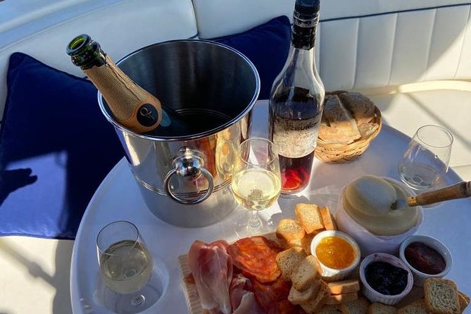 Private tasting in the Douro (1 to 7 people) on a yacht for yourself - Porto Yacht Marina do Freixo: the welcome drink and the quick start