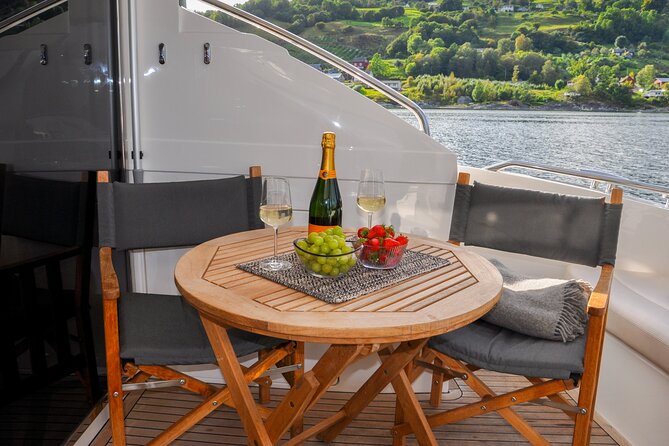 Private yacht Cruise in Flåm and Gudvangen, Nærøyfjord - Why a private yacht on Nærøyfjord beats the usual fjord crush