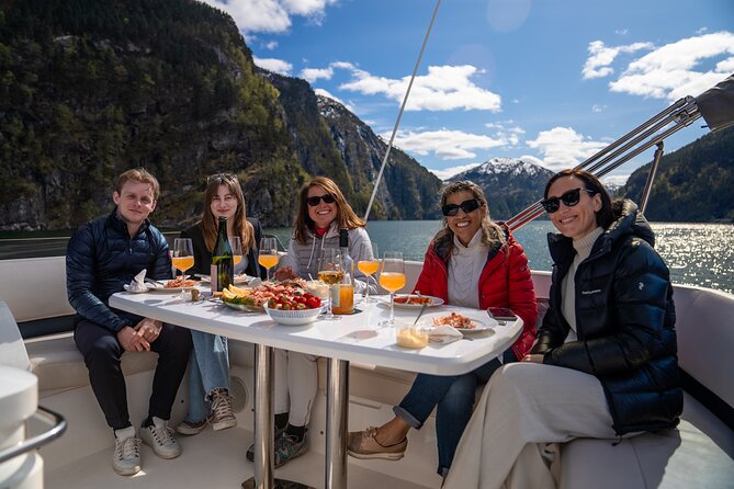 Private yacht Cruise in Flåm and Gudvangen, Nærøyfjord - Meeting in Flåm (near Fretheim Hotel) and getting on the water fast