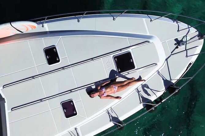Private yacht in Papagayo Beaches with Gourmet or Premium menu - The 18th-century cliff fortress: a strong start from a volcanic perch