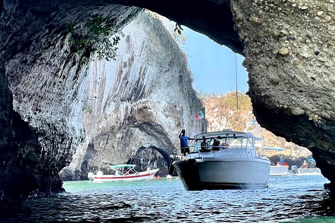 Private Yacht, Sightseeing, Snorkeling and Private beaches - Sailing south through Bahia de Banderas: the views before the swim