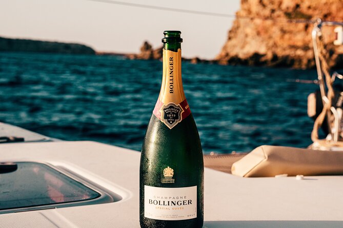 Private Yacht Voyage : Music, Wine & Snacks for Groups - The bridge moment: you’ll see it again and again