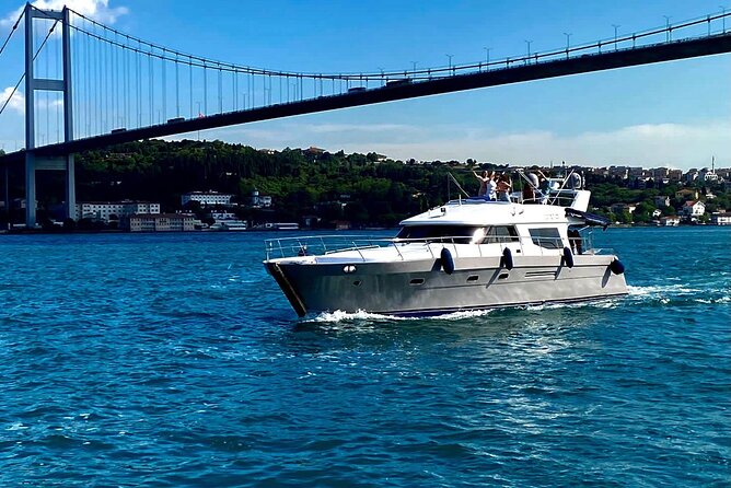 Private Yacht Voyage : Music, Wine & Snacks for Groups - When to go: sunset makes the experience feel more “designed”