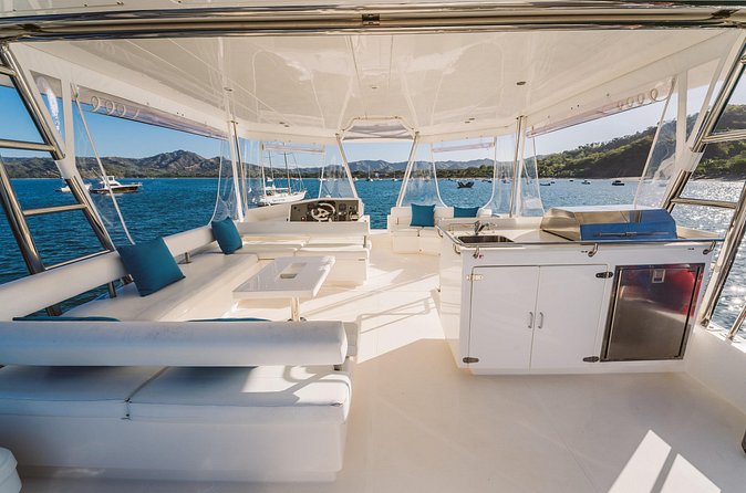 Royal Charters: The Premier Yacht Charter in Costa Rica - Sunset skies: how the best light fits the route