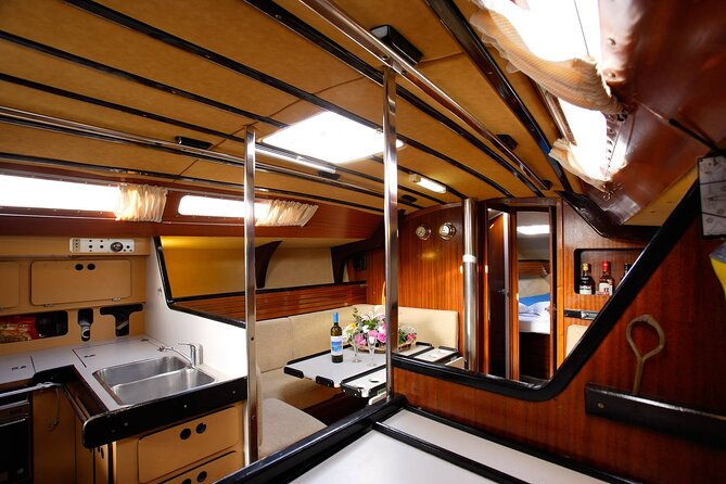 Santorini Oia: Private Sailing Yacht Cruise with Meal and Drinks - The real logistics: Oia meeting point, pickup, and the tender transfer