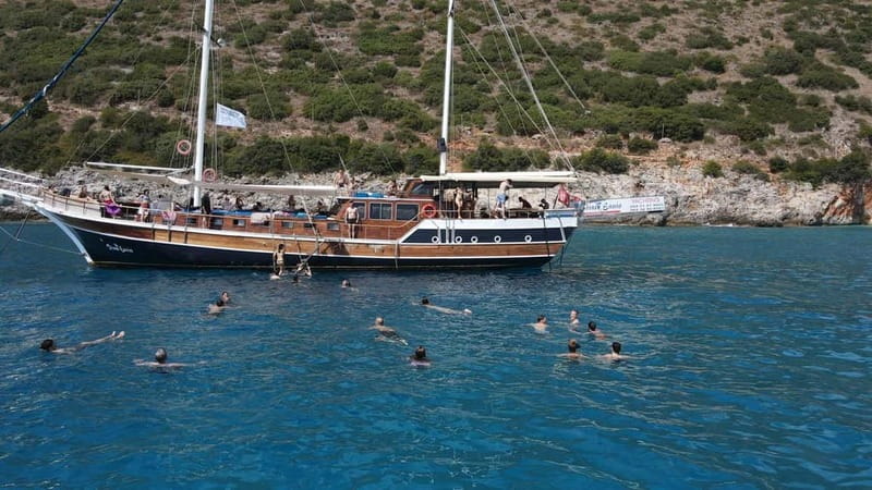 Saranda: Discover Secret Bays with Prince Ennio Yacht Tour - Onboard comfort and the way the crew runs the day