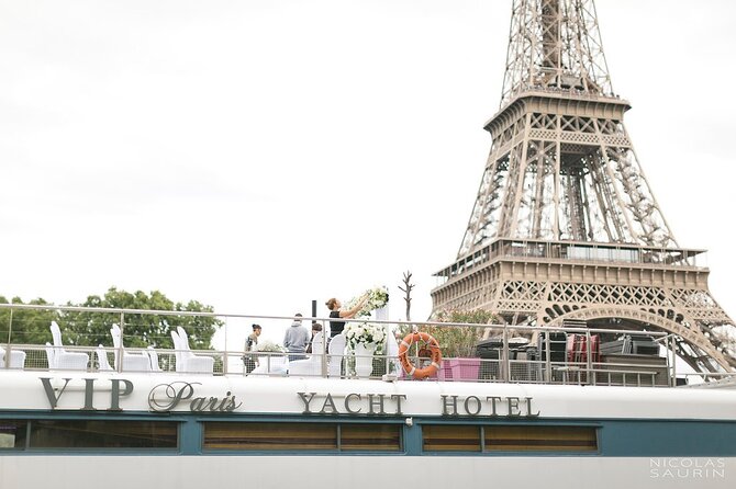 Seine River Dinner Cruise with Live Singer by VIP Yacht de Paris - Dinner on board: 3 courses, small choices, and the vegetarian option
