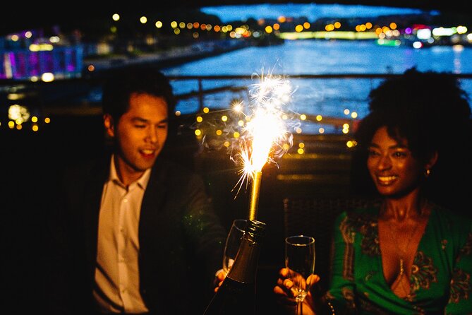 Seine River Dinner Cruise with Live Singer by VIP Yacht de Paris - Live singer + WiFi: the vibe on the upper and lower decks