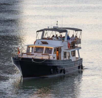 Seville: Flamenco life music Yacht Cruise, Tapas & Drinks - Boarding at Muelle New York and settling into a classic yacht