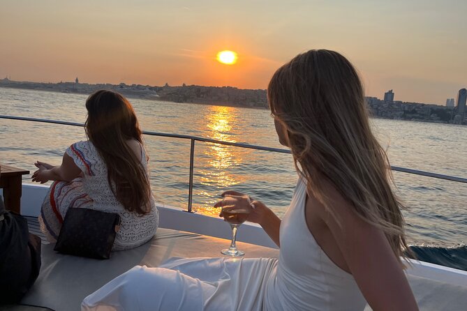 Small Group Yacht Tour With Unlimited Wine, Fruits & Mixed Nuts - Key highlights to know before you go