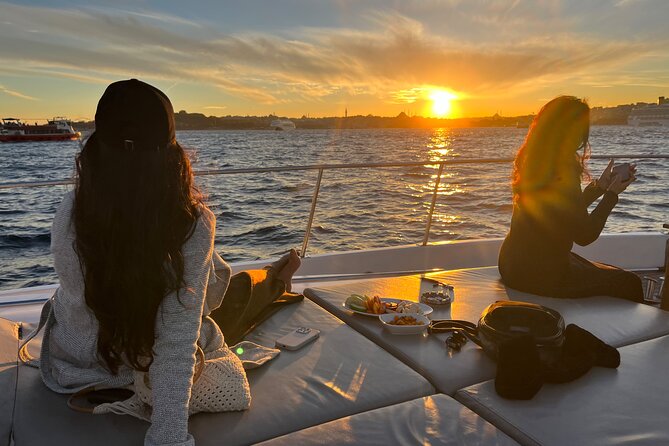 Small Group Yacht Tour With Unlimited Wine, Fruits & Mixed Nuts - Small-group comfort with live English commentary