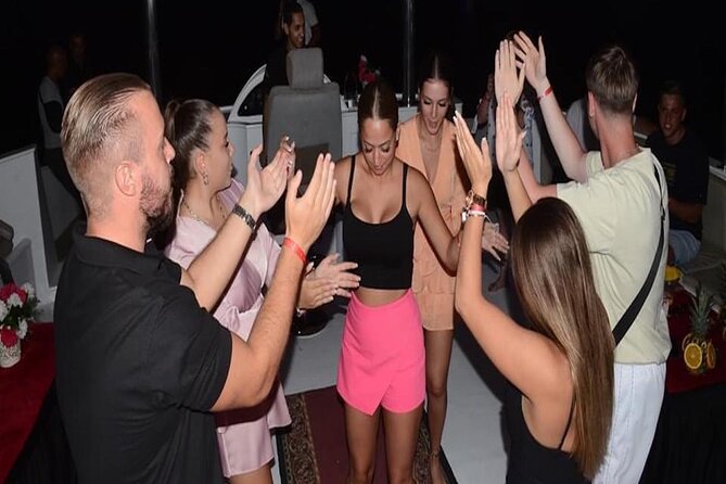 Yacht Cruise with Dinner & Oriental Show - The VIP yacht vibe: DJ, live music, belly dancer, slow dance